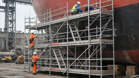 Spezialgerüst an einem Schiffsrumpf im Trockendock